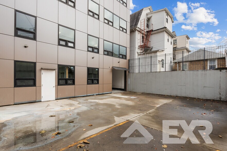 More Photos Of 41-12 77th St, Elmhurst Medical For Lease