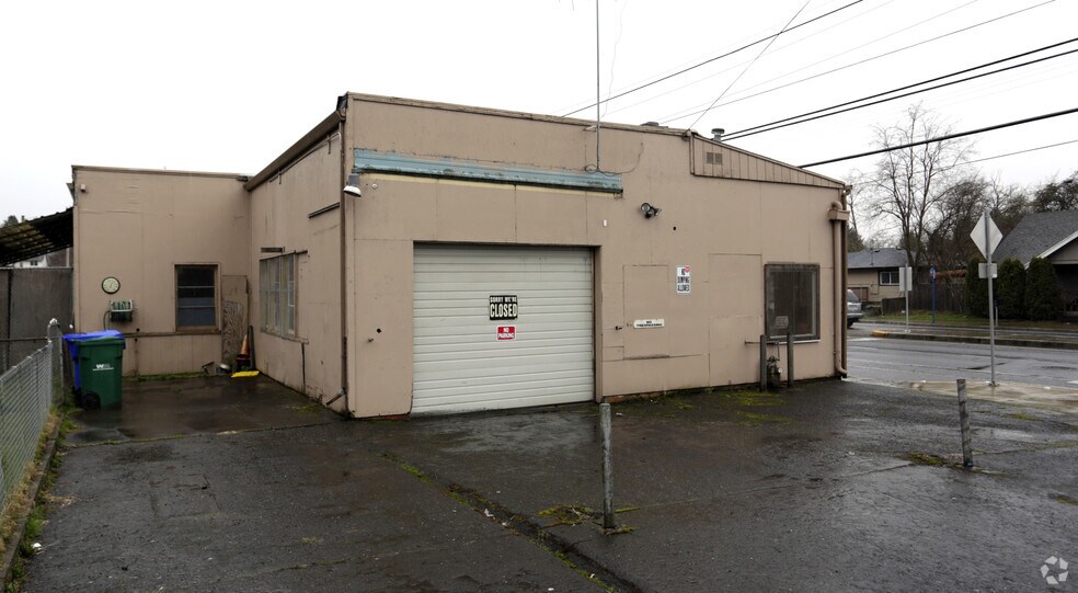 More Photos Of 5002 SE 122nd Ave, Portland Flex For Sale