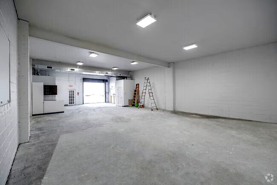 More Photos Of 700 Summa Ave, Westbury Distribution For Sale