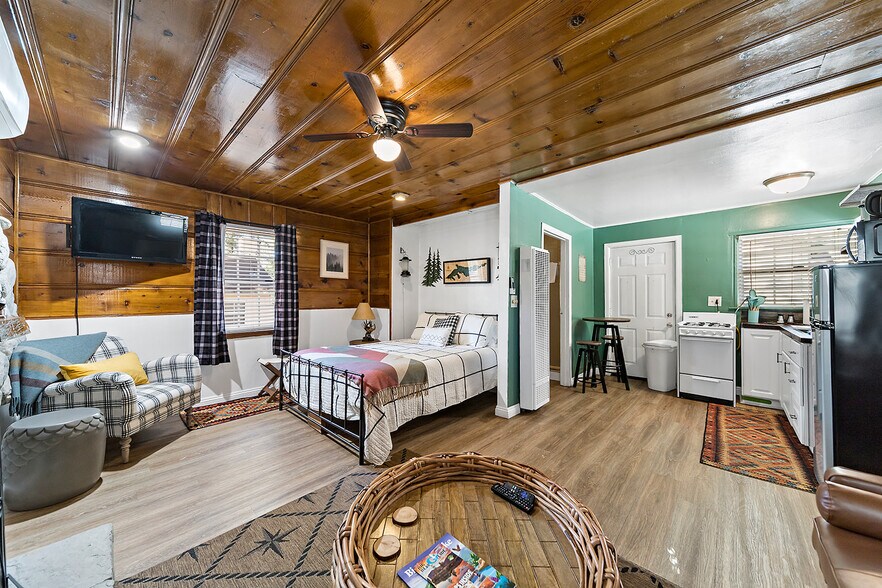 More Photos Of 586 Main St, Big Bear Lake Hotel For Sale