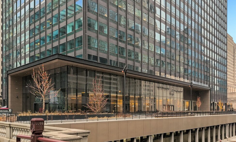 More Photos Of 10 S Riverside Plz, Chicago Office For Lease