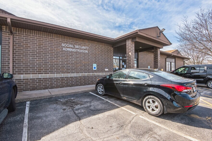 More Photos Of 2350 4th Ave, Rock Island Office For Sale