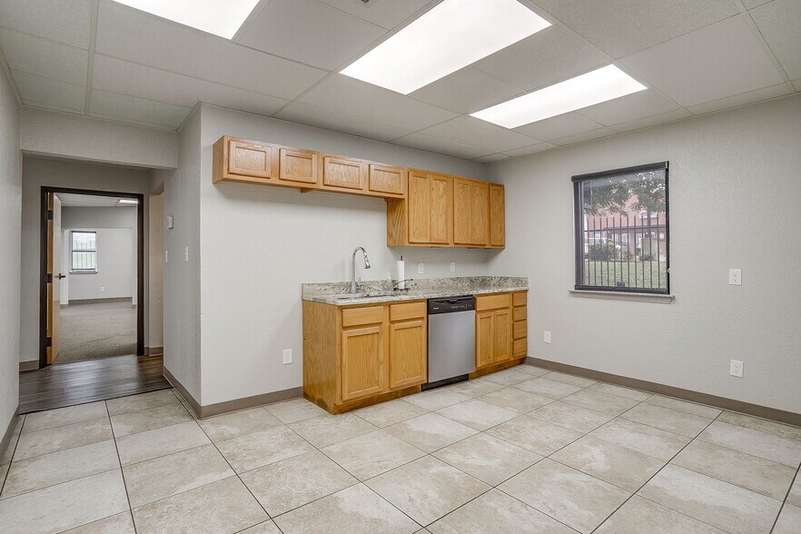 More Photos Of 2030 S Las Vegas Trl, White Settlement Office For Sale