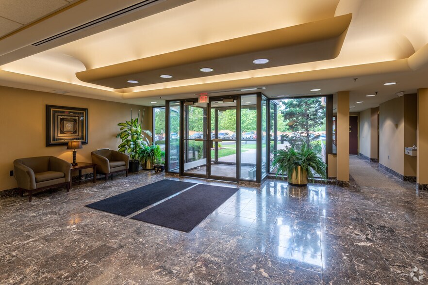 More Photos Of 6230 Orchard Lake Rd, West Bloomfield Office For Lease