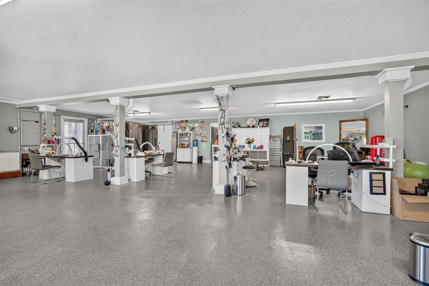 More Photos Of 2714 N Pacific Hwy, Medford Storefront Retail Office For Sale