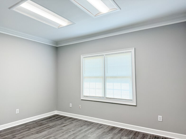 More Photos Of 1701-1704 Macy Dr, Roswell Office For Lease