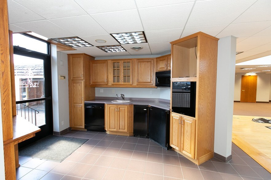 More Photos Of 2040 N Ferry St, Anoka Office For Sale