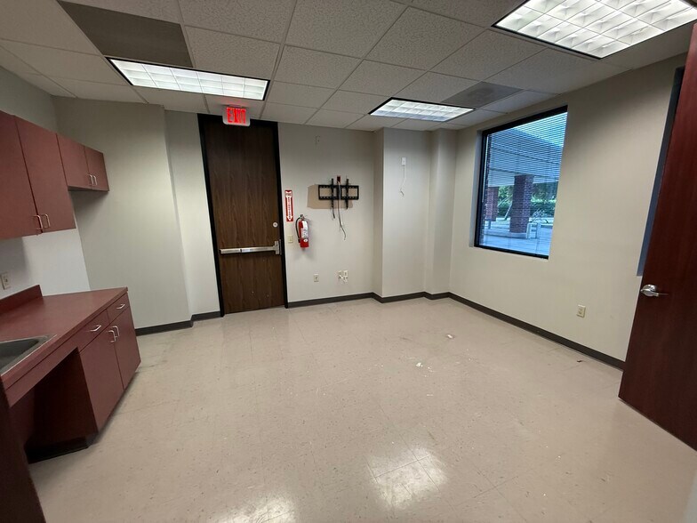 More Photos Of 19855 Southwest Fwy, Sugar Land Office For Lease