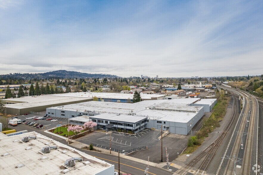 More Photos Of 2515-2517 SE Mailwell Dr, Milwaukie Manufacturing For Lease