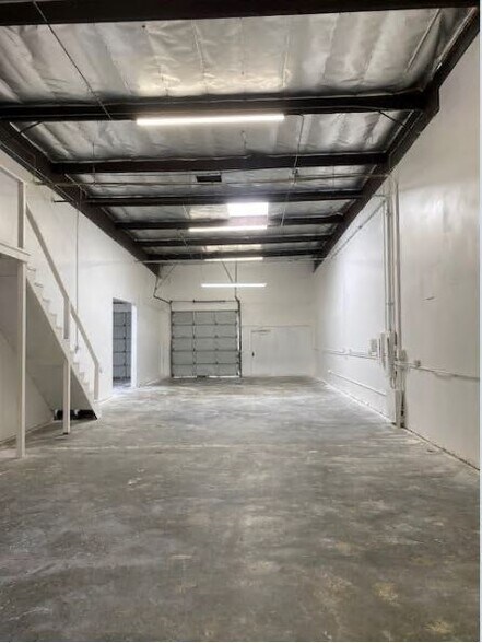 More Photos Of 330 N Wood Rd, Camarillo Warehouse For Lease