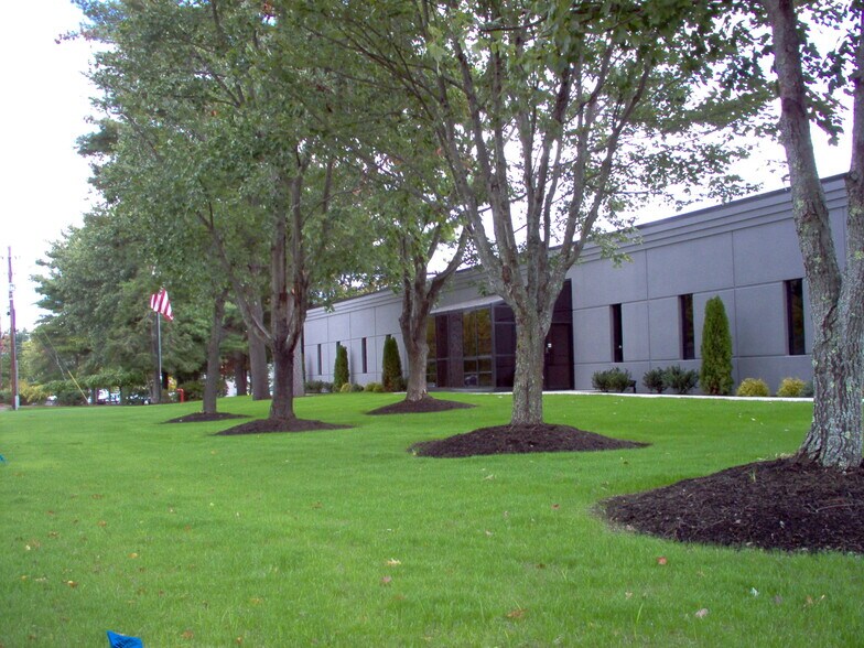 More Photos Of 19 Keewaydin Dr, Salem Research And Development For Lease