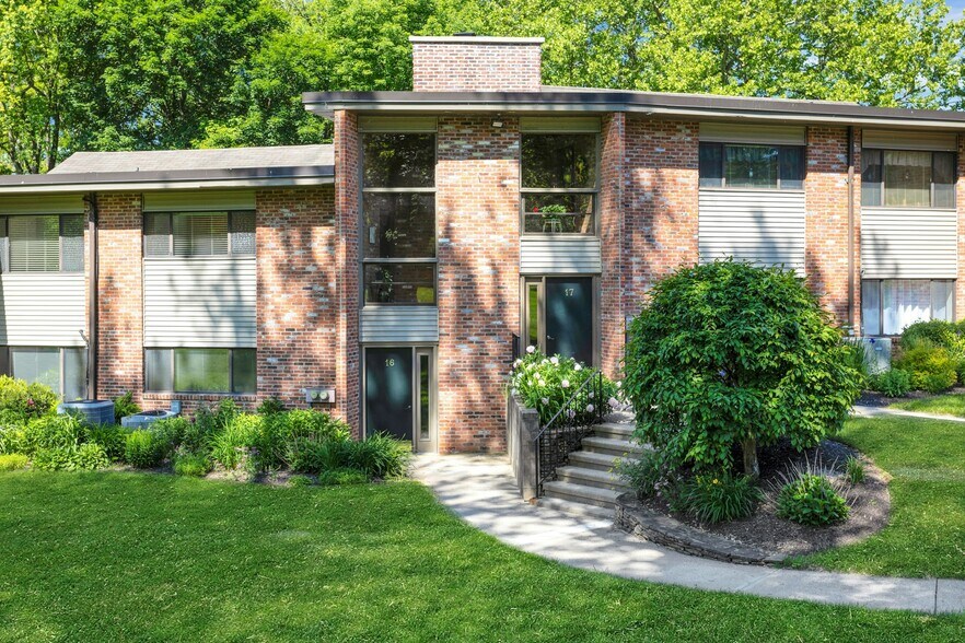 More Photos Of 1038-1056 Main St S, Woodbury Apartments For Sale