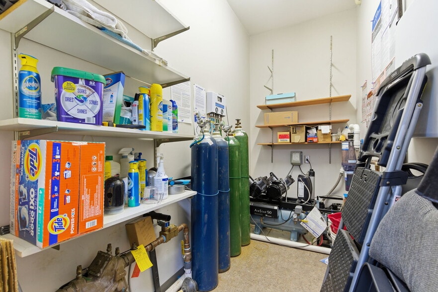 More Photos Of 2104 Chesterfield Blvd, Springfield Office For Sale