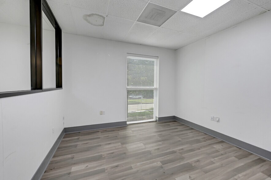 More Photos Of 1124 Blalock Rd, Houston Warehouse For Sale