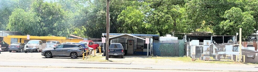 More Photos Of 607 S General McMullen Dr, San Antonio Flex For Sale