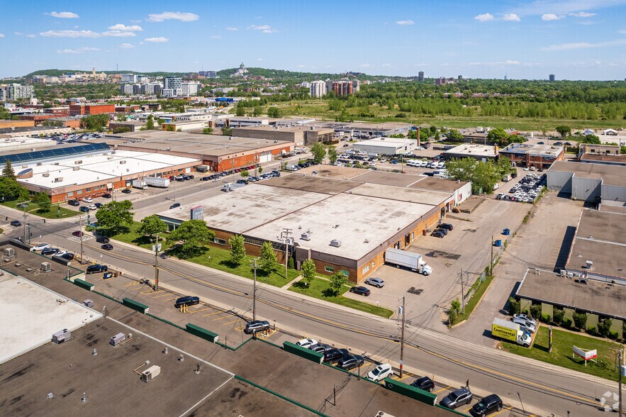 More Photos Of 5600-5620 Rue Ferrier, Mt Royal Warehouse For Lease