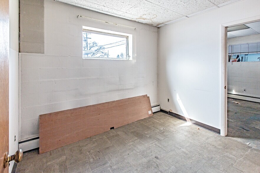 More Photos Of 16 S Maryland Ave, Wilmington General Retail For Sale