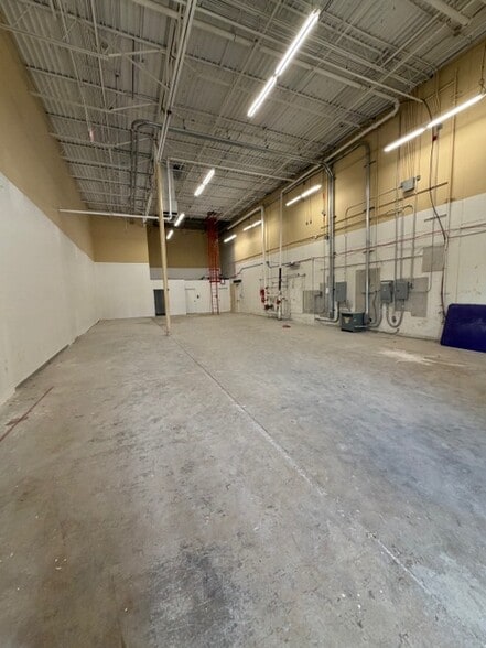 More Photos Of 8102 Blanding Blvd, Jacksonville Storefront For Lease