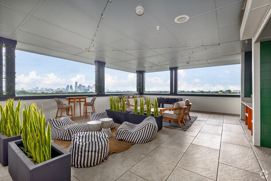 More Photos Of 101-111 W Davis St, Dallas Apartments For Lease
