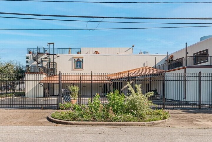 More Photos Of 1920 N Memorial Way, Houston Loft Creative Space For Lease