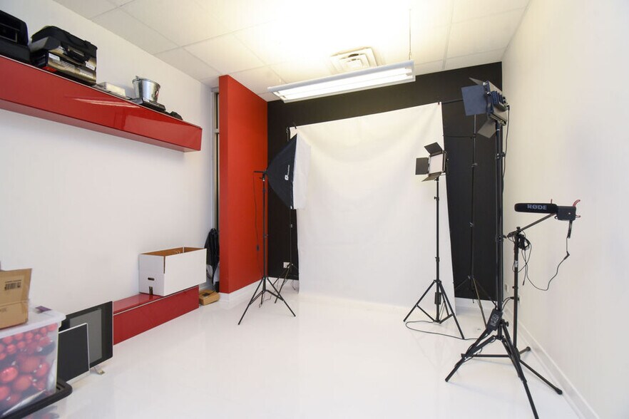 More Photos Of 2101 W Division St, Chicago Storefront Retail Residential For Lease