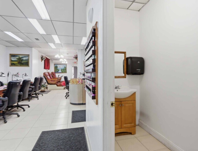 More Photos Of 2517 Washington Blvd, Baltimore Storefront Retail Residential For Sale