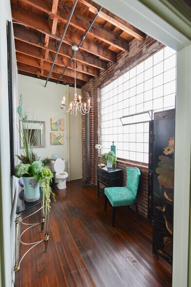 More Photos Of 2734 Lasalle St, Saint Louis Showroom For Sale