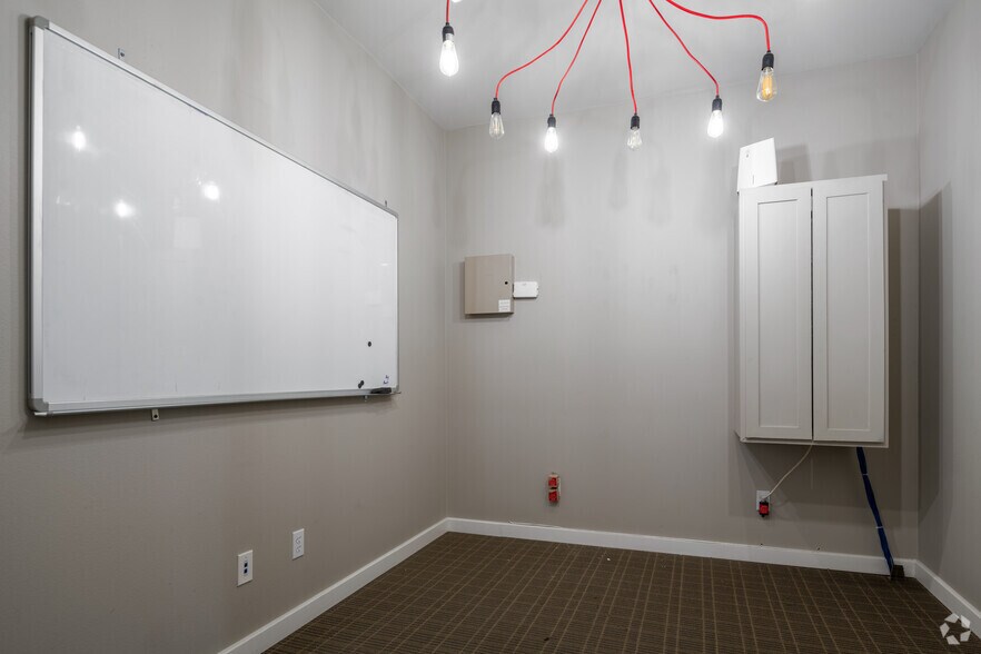 More Photos Of 504 W 38th St, Austin Unknown For Lease