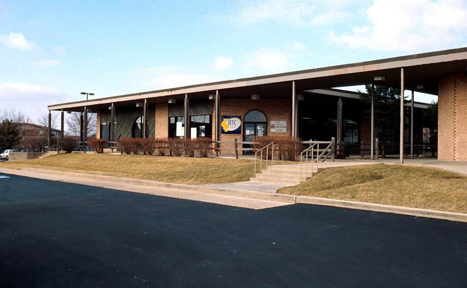 More Photos Of 391 Quadrangle Dr, Bolingbrook Office For Sale