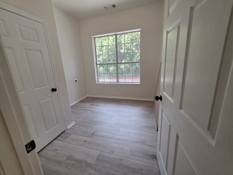 More Photos Of 5601-5605 Virginia Pky, McKinney Medical For Lease