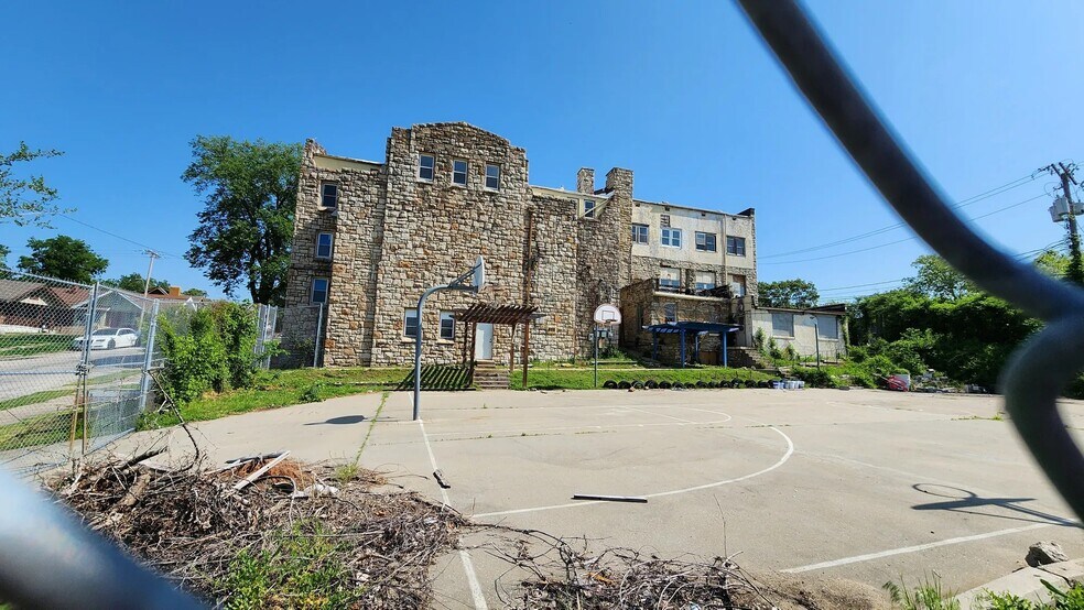 More Photos Of 2701 E 43rd St, Kansas City Specialty For Sale