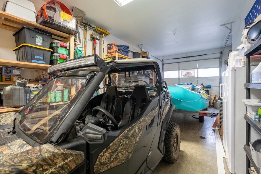 More Photos Of 211 Jetway Dr, Belgrade Flex For Sale