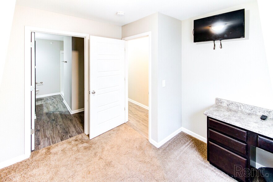 More Photos Of 2010 W Indiana St, Evansville Apartments For Sale