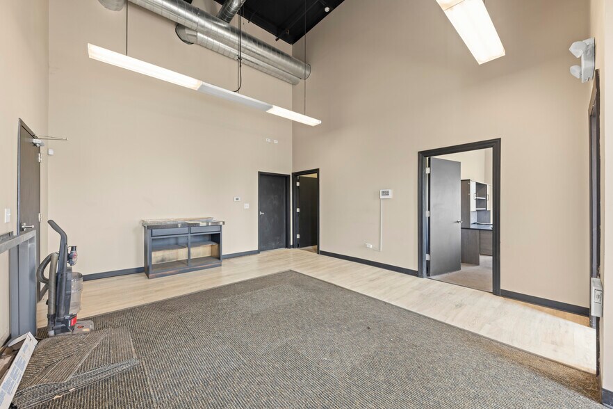 More Photos Of 25553 Wolf's Crossing Rd, Plainfield Warehouse For Lease