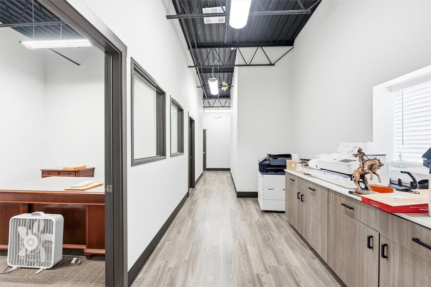 More Photos Of 1301 E Weatherford St, Fort Worth Showroom For Sale