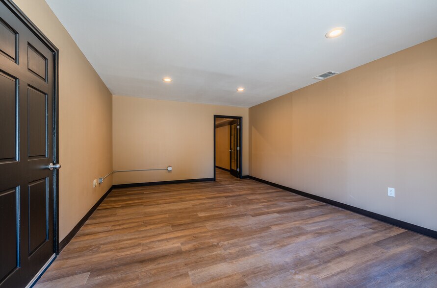 More Photos Of 11200-A Cox Rd, Conroe Warehouse For Lease