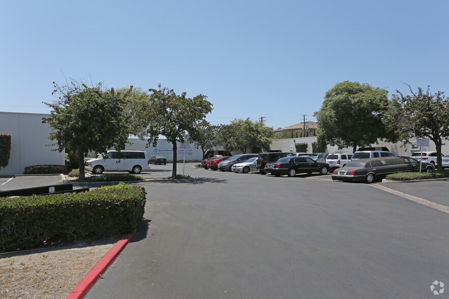 More Photos Of 2165 S DuPont Dr, Anaheim Warehouse For Lease