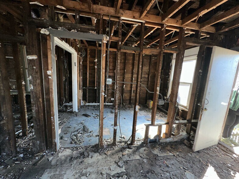 More Photos Of 1137 W Garfield Blvd, Chicago Storefront Retail Residential For Sale