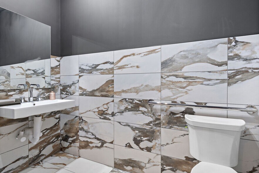 More Photos Of 17 E Brickel St, Columbus General Retail For Sale