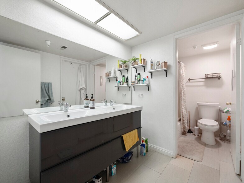 More Photos Of 311-313 E Pine St, Santa Ana Apartments For Sale