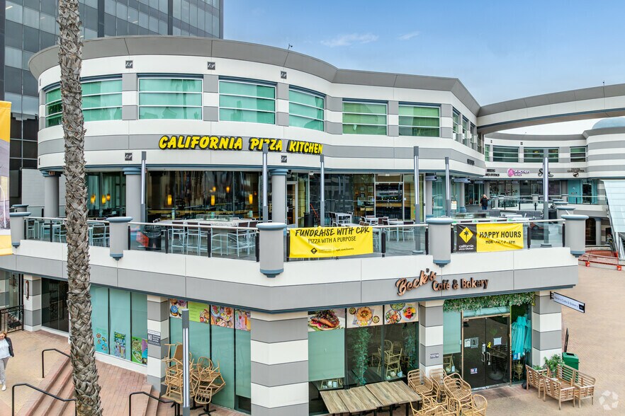 More Photos Of 16101 Ventura Blvd, Encino General Retail For Lease