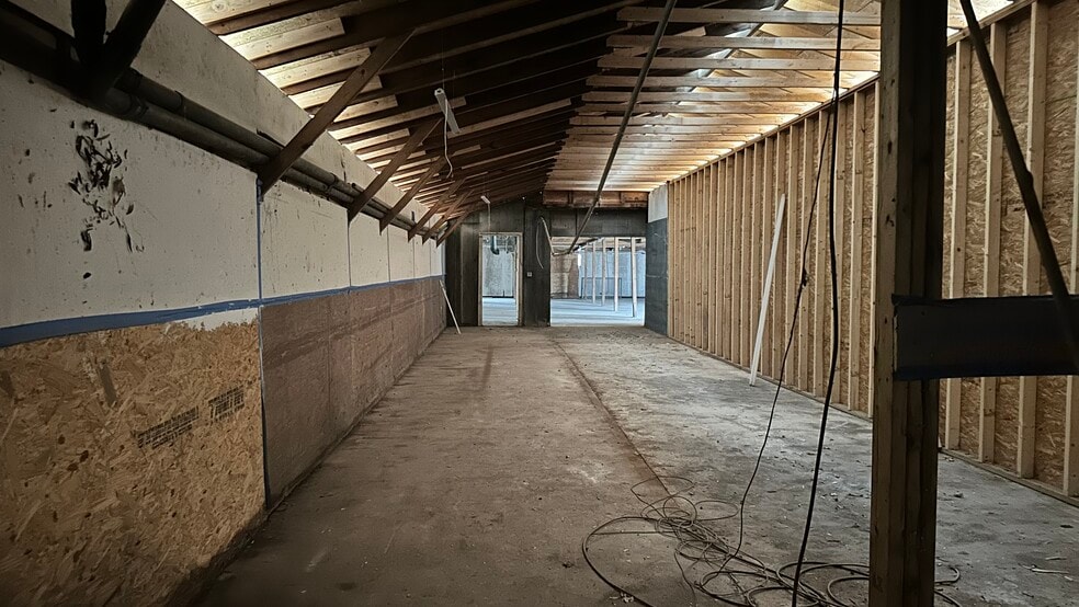 More Photos Of 300 Guthrie St, Graham Warehouse For Sale
