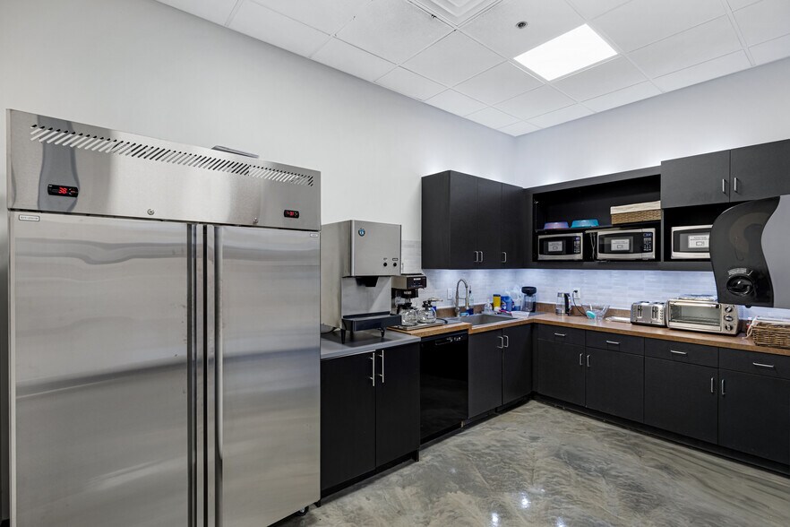 More Photos Of 1305 W Auto Dr, Tempe Coworking Space