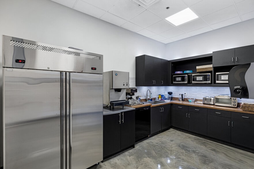 More Photos Of 1305 W Auto Dr, Tempe Light Manufacturing For Sale