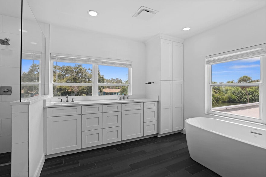 More Photos Of 10830 Navajo Dr, Saint Petersburg Showroom For Sale
