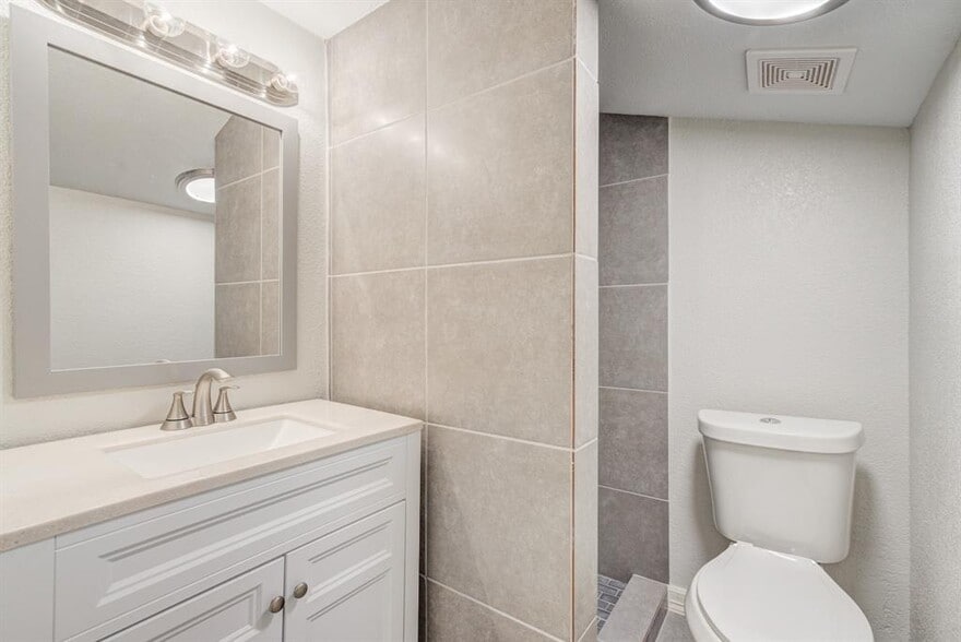 More Photos Of 2127-1 Maximilian St, Houston Apartments For Sale