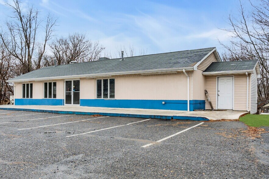 More Photos Of 320 State Route 33, Manalapan Township Restaurant For Sale