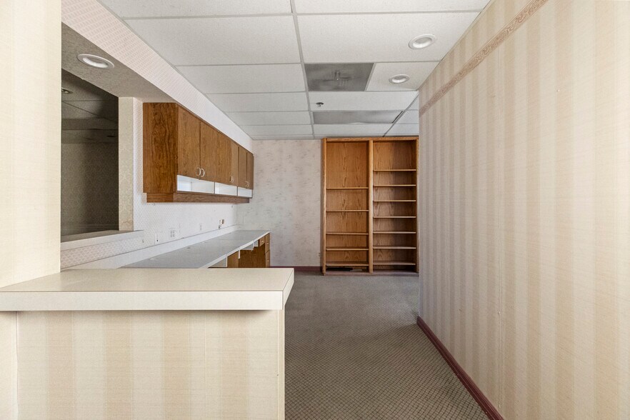 More Photos Of 44215 15th St W, Lancaster Medical For Sale