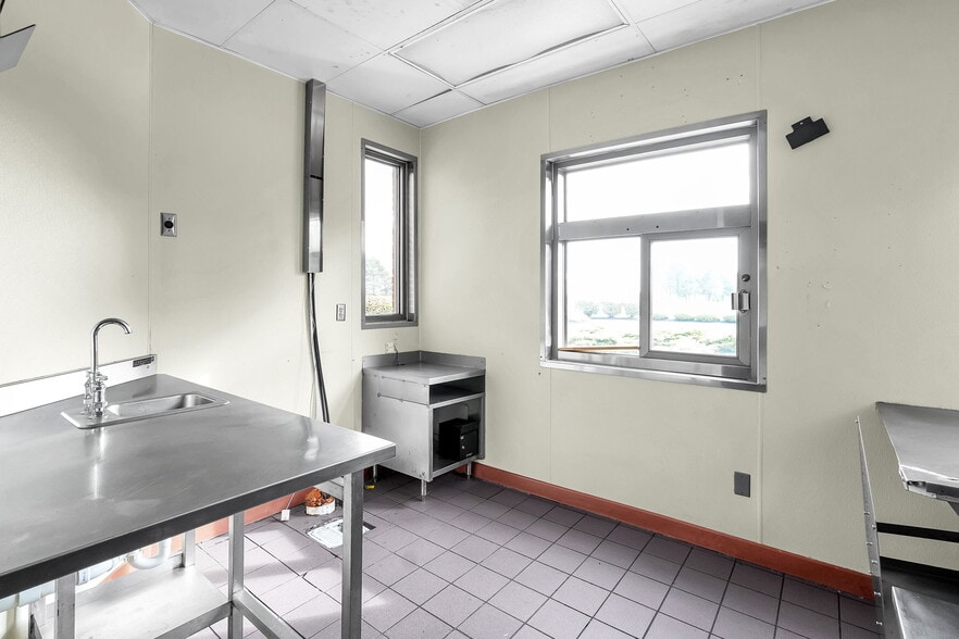 More Photos Of 50 Roberts Rd, Wilmington Fast Food For Lease