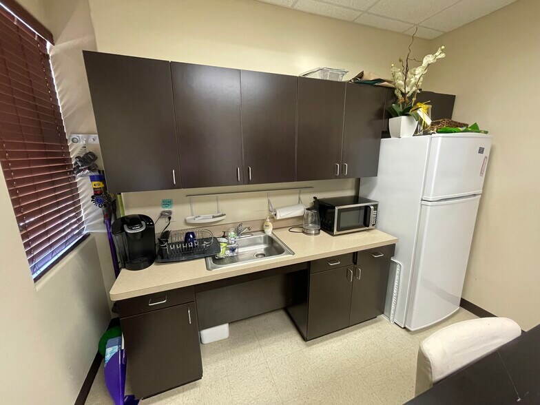 More Photos Of 3101 S Center St, Arlington Medical For Lease